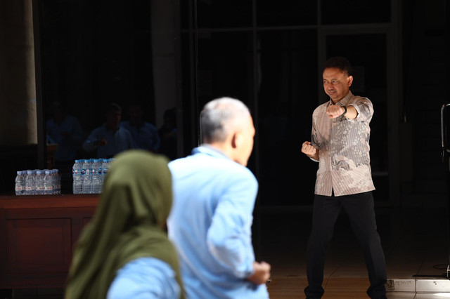 Anggota Satpol PP dan ASN Pemkot Pontianak mengikuti latihan bela diri Tarung Derajat di halaman Kantor Wali Kota. Foto: Dok. Diskominfo Pemkot Pontianak
