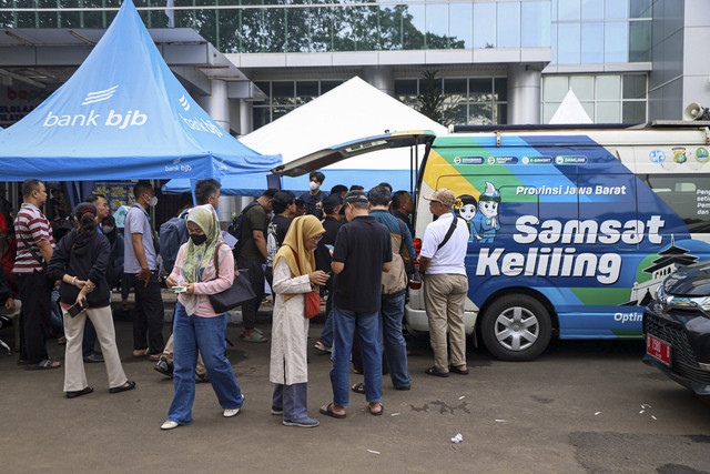 Sejumlah warga menunggu antrean untuk pendaftaran cek fisik kendaraan dalam program pemutihan pajak kendaraan di Samsat Kota Bekasi, Jawa Barat, Sabtu (12/4/2025). Foto: Iqbal Firdaus/kumparan