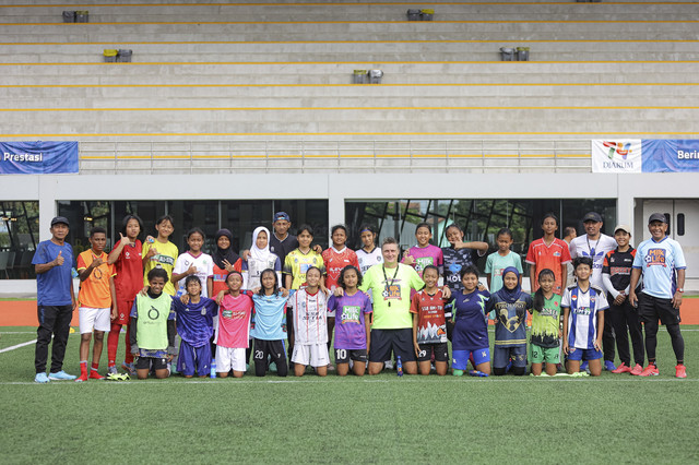  Tim MilkLife Shakers (U-12) dan HydroPlus Strikers (U-14) mengabadikan momen bersama usai menjalani sesi latihan di Supersoccer Arena, Kudus, Jawa Tengah, Jumat (11/4/2025). Foto: Dok. MilkLife Soccer Challenge