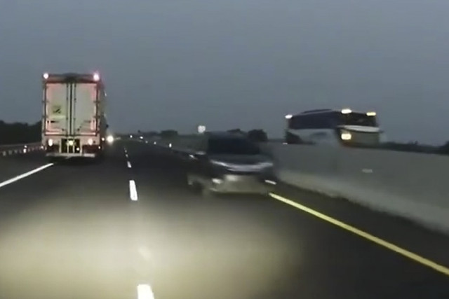 Kendaraan yang membawa rokok ilegal saat melawan arus sebelum menabrak bus yang berisi suporter Persebaya Surabaya, Bonek di Tol Pekalongan, Sabtu (12/4/2025). Foto: Istimewa