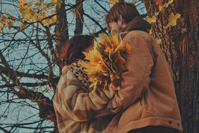 Ilustrasi Sinopsis Series Duren Jatuh, Drama Romantis yang Manis dan Lucu, Unsplash/MAD VISUAL