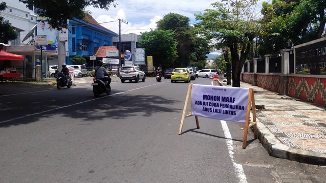 Situasi di jalan Ahmad Yani, Kota Manado, tempat polisi melakukan rekayasa lalu lintas.
