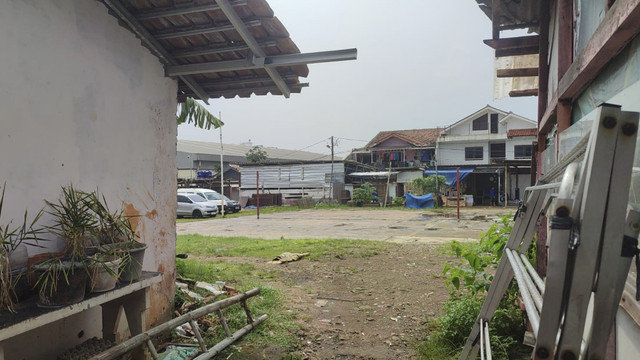 Suasana sekitar rumah bayi yang terkena ISPA karena diduga aktivitas pembakaran sampah di Tangerang Selatan. Foto: Rachmadi Rasyad/kumparan