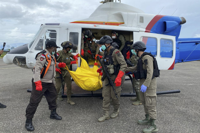 Sejumlah petugas evakuasi korban di Bandar Udara Nop Goliat, Kecamatan Dekai, Kabupaten Yahukimo, Provinsi, Papua Pegunungan, Sabtu (12/4/2025). Foto: Humas Satgas Damai Cartenz/Antara Foto