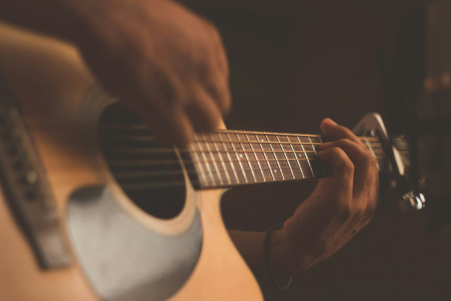Ilustrasi Chord Raiso Dadi Siji. Sumber: Unsplash/Jefferson Santos