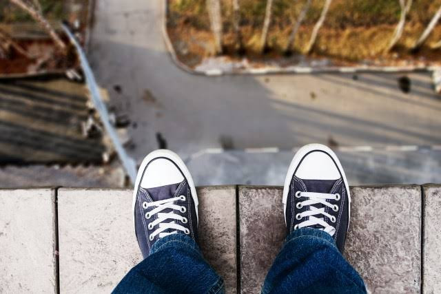 Ilustrasi bunuh diri dari atas gedung. | Foto: Shutter stock
