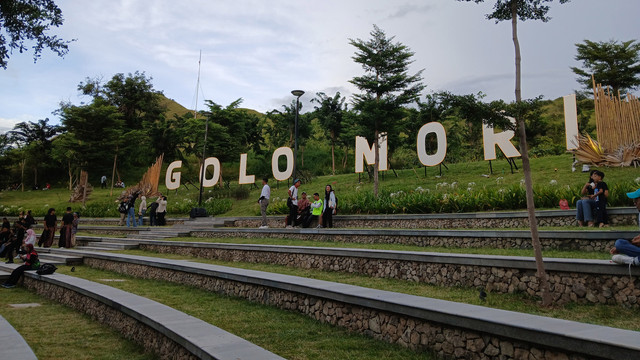 Grup musik MALIQ & D'Essentials membuka gelaran International Golo Mori Jazz, di Golo Mori Convention Centre, Labuan Bajo, NTT pada Sabtu (12/4). Foto: Vincentius Mario/kumparan