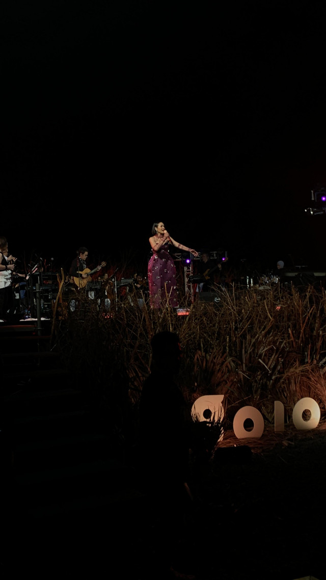 Penyanyi Andien secara khusus membawakan tribute untuk mendiang Titiek Puspa saat manggung di International Golo Mori Jazz di Golo Mori Convention Centre, Labuan Bajo, NTT, pada Sabtu (12/4). Foto: Vincentius Mario/kumparan