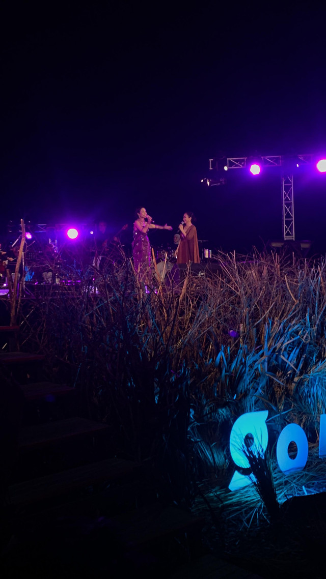 Penyanyi Andien dan Sheila Majid secara khusus membawakan tribute untuk mendiang Titiek Puspa saat manggung di International Golo Mori Jazz di Golo Mori Convention Centre, Labuan Bajo, NTT pada Sabtu (12/4). Foto: Vincentius Mario/kumparan