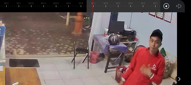 Pencuri yang terekam CCTV di ruko Golaundry, Sukarame, Bandar Lampung. | Foto: Istimewa