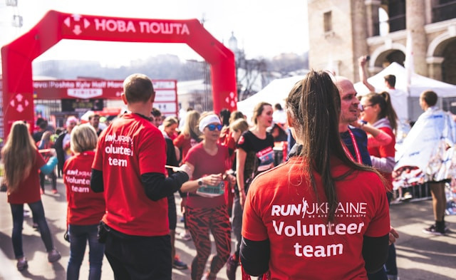 Alasan ikut volunteer. Sumber: unsplash/ Roman Synkevych.
