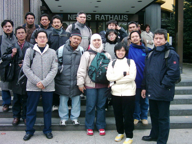 Goettingen 2004, Kanan ke kiri : Andi, Luki, Yeni, Fergutson, Yuniawan. baris dua, kiri ke kanan : Ajat, Adi, Wahyu, Nizar, Ade Baris tiga, Kanan ke kiri : Lis, Bey, Sumarno, Dani, Yeyep.