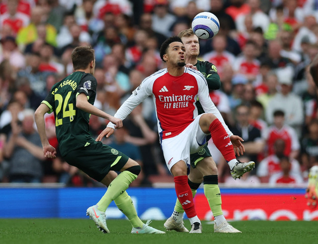 Aksi Ethan Nwaneri (tengah) saat Arsenal vs Brentford dalam laga pekan ke-32 Liga Inggris 2024/25 di Stadion Emirates, Sabtu (12/4) malam WIB. Foto: Action Images via Reuters/Paul Childs