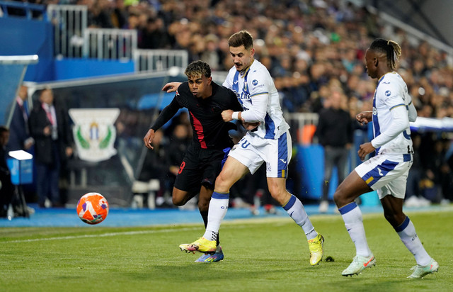 Lamine Yamal dikawal Javi Hernandez saat Leganes vs Barcelona dalam laga pekan ke-31 Liga Spanyol 2024/25 di Estadio Municipal de Butarque, Minggu (13/4) dini hari WIB. Foto: REUTERS/Ana Beltran