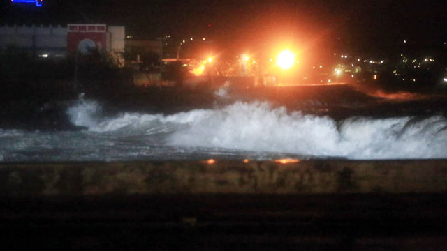 Ilustrasi gelombang tinggi yang menyebabkan banjir rob di pesisir Kota Manado. (foto: dokumen)