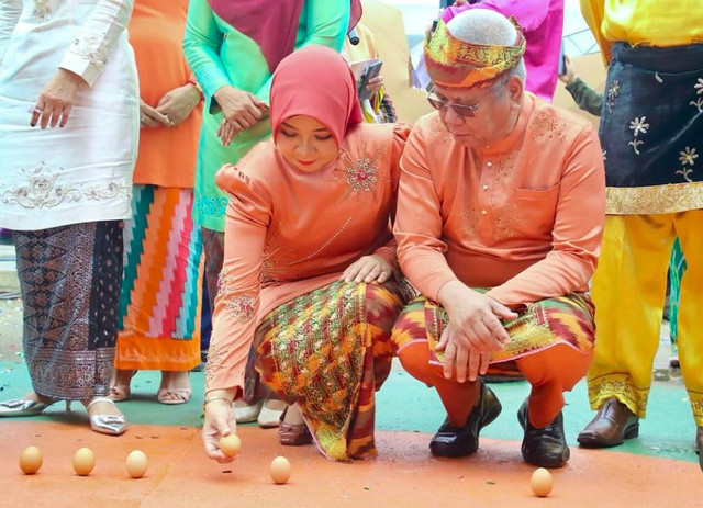 Kadisporapar Kalbar, Windy Prihastari dan Sekda Kalbar, Harisson saat event Hari Tanpa Bayangan di Tugu Khatulistiwa Pontianak. Foto: Dok Disporapar Kalbar