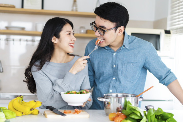 Ilustrasi suami istri makan bersama. Foto: Q88/Shutterstock