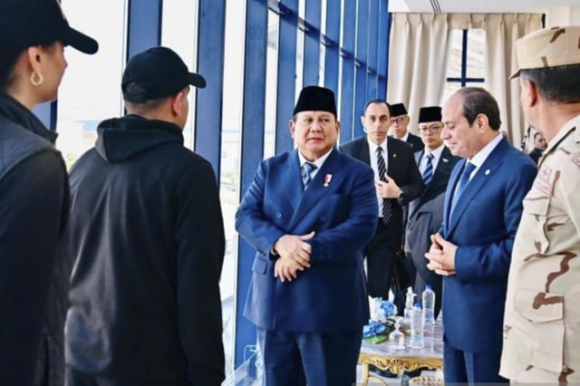 Presiden Mesir Abdel Fattah El Sisi memperlihatkan Akademi Militer (Akmil) Mesir kepada Presiden RI Prabowo Subianto setelah jamuan santap siang di Istana Al Ittihadiya, Kairo, Sabtu (12/4/2025) siang waktu setempat. Foto: ANTARA FOTO