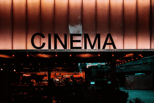 Harga tiket bioskop hari Jumat. Foto hanya ilustrasi, bukan yang sebenarnya. Sumber: Unsplash/Samuel Regan-Asante