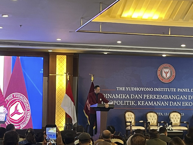 Menteri Koordinator Bidang Infrastruktur dan Pembangunan Kewilayahan Agus Harimurti Yudhoyono memberikan sambutan di The Yudhoyono Institute Panel Discussion di Hotel Grand Sahid, Jakarta Pusat, Minggu (13/4/2025). Foto: Alya Zahra/kumparan 