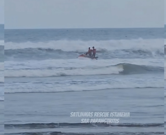 Pencarian wisatawan yang terseret ombak Pantai Parangtritis. Foto: Instagram SAR Parangtritis