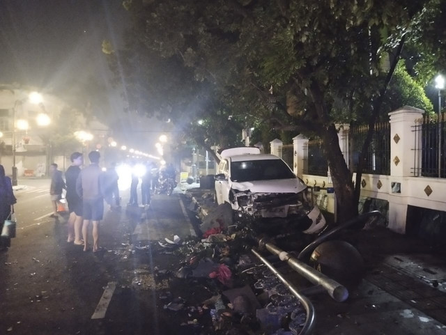 Mobil menabrak sejumlah fasilitas trotoar di Jalan Asia-Afrika Bandung, pada Minggu (13/4/2025). Foto: Dok. Unit Gakkum Satlantas Polrestabes Bandung