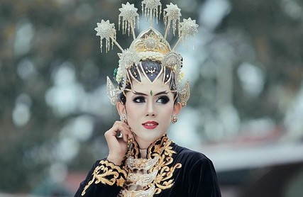 Pakaian Adat Jawa Timur. Foto hanya ilustrasi, bukan pakaian sebenarnya. Sumber: pixabay.com/aiilolo
