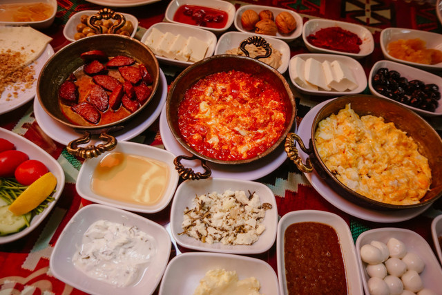 Harga Makanan di AWC Cimahi. Foto hanya ilustrasi, bukan tempat sebenarnya. Sumber: unsplash.com/Igor Sporynin.