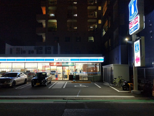 Rekomendasi menu minuman Lawson 2025. Foto adalah toko Lawson. Sumber: Unsplash/David Magalhães