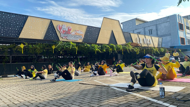 30 peserta melakukan olahraga PoundFit di La Vica Cafe, Pontianak pada Minggu, 13 April 2025. Foto: Dok. Istimewa