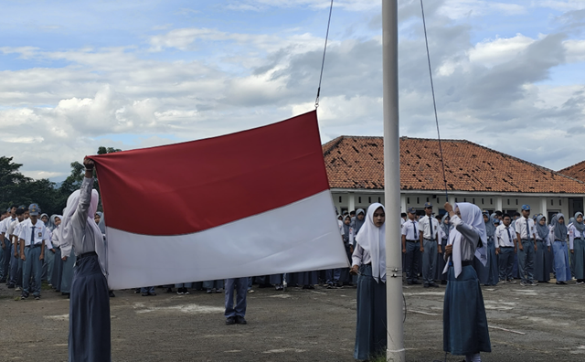 Upacara Pengibaran Bendera SMAN 1 Tegalwaru (Dokumen Pribadi)