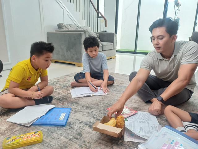 Jourdaine (baju Kuning) bersama Kiki Farrel bintang FTV dalam adegan Film 'Hadiah Terindah' garapan ARTV School