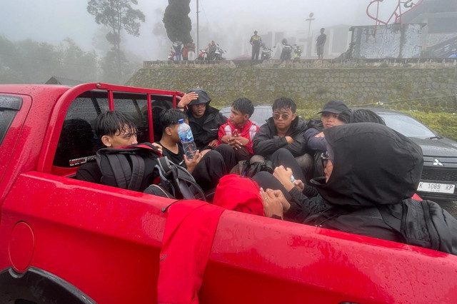 20 pendaki ilegal di Gunung Merapi diamankan petugas Balai TNGM dan kepolisian di Selo, Kabupaten Boyolali, Jawa Tengah, Minggu (13/4/2025). Foto: Balai Taman Nasional Gunung Merapi