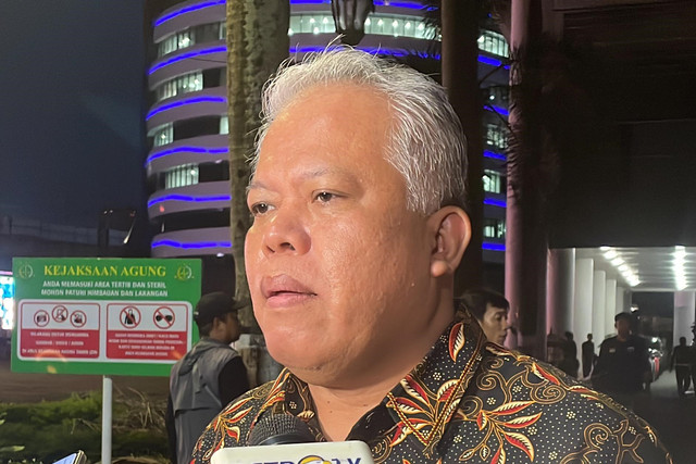 Kapuspenkum Kejagung Harli Siregar saat diwawancarai wartawan di Gedung Kejagung RI, Minggu (13/4/2025). Foto: Fadhil Pramudya/kumparan