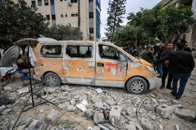 Warga Palestina memeriksa kerusakan setelah dua rudal Israel menghantam sebuah gedung di dalam Rumah Sakit Baptis Arab Al-Ahli di Kota Gaza, Minggu (13/4/2025). Foto: Dawoud Abu Alkas/REUTERS