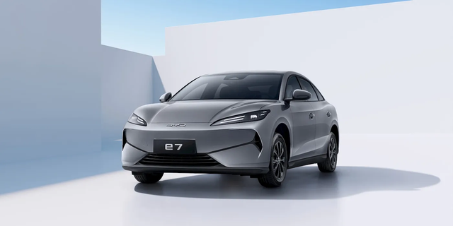 Mobil listrik BYD e7. Foto: BYD