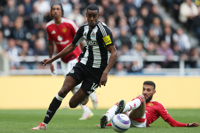Pemain Newcastle United Alexander Isak berebut bola dengan pemain Manchester United Noussair Mazraoui pada pertandingan Liga Inggris di St James' Park, Newcastle, Inggris, Minggu (13/4/2025). Foto: Scott Heppell/REUTERS