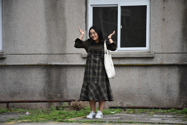 Ilustrasi Jumat Agung pakai baju warna apa. Sumber: Unsplash/Lan Lin