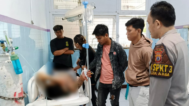 Korban penikaman di Kota Bitung, Sulawesi Utara, mendapatkan perawatan intensif di rumah sakit. (foto: dokumen humas polres bitung)