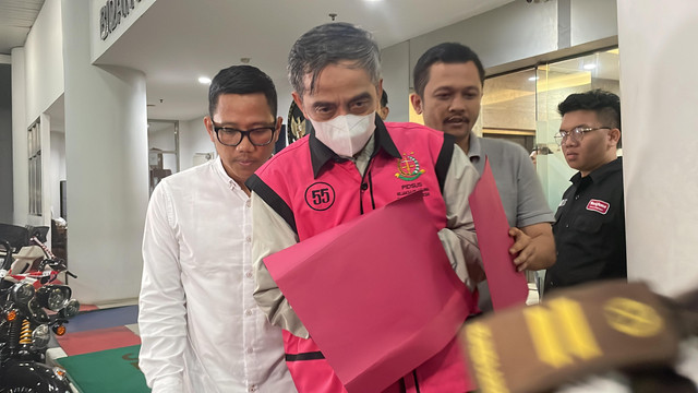 Tampak ketiga hakim saat digiring ke mobil tahanan Kejagung. Foto: Fadhil Pramudya/kumparan