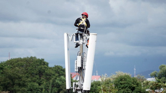 Petugas Telkomsel melakukan peningkatan kapasitas atau cakupan jaringan untuk mengantisipasi lonjakan trafik broadband selama momen Ramadan dan Idul Fitri 2025. (foto: istimewa)