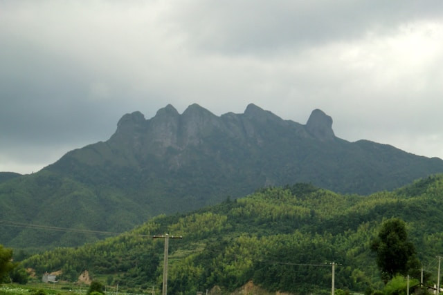 Gunung di Blitar. Foto hanya ilustrasi, bukan tempat sebenarnya. Sumber: unsplash.com/德文 陈