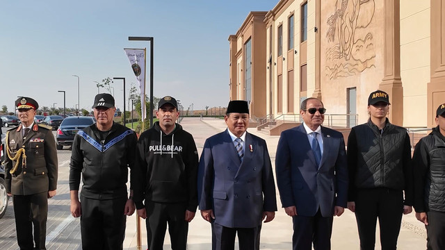 Presiden RI Prabowo Subianto melakukan kunjungan mendadak bersama Presiden Mesir Abdel Fattah El-Sisi ke Akademi Militer Mesir, Kairo, Sabtu (12/4/2025). Foto: Dok. Tim Media Prabowo Subianto
