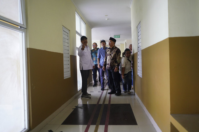 Mensos Saifullah Yusuf meninjau Rusunawa Baru Kronong di Kota Probolinggo, Jawa Timur, yang akan digunakan sebagai Sekolah Rakyat, Minggu (13/4/2025). Foto: Dok. Kemensos