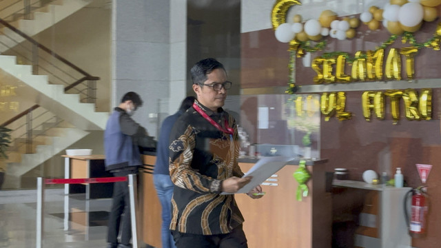 Advokat, Febri Diansyah, datang ke Gedung Merah Putih KPK, Jakarta Selatan untuk diperiksa sebagai saksi kasus Harun Masiku pada Senin (14/4/2025). Foto: Abid Raihan/kumparan