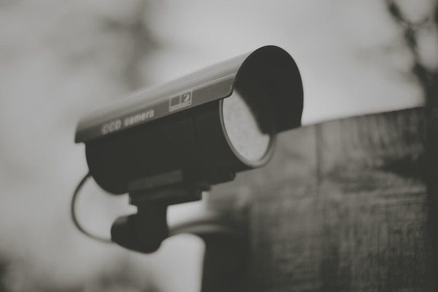 Ilustrasi Apakah di Bioskop Ada CCTV? Sumber: unsplash/ Joe Gadd