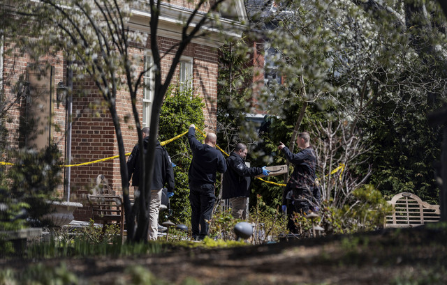 Polisi menyelidiki kediaman Gubernur Josh Shapiro setelah seseorang membakar gedung tersebut di Harrisburg, Minggu (13/4/2025). Foto: Sean Simmers / The Patriot-News via AP