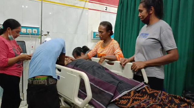 Tangis mengiringi kepergian Maria Yunita di RSUD Dr TC Hillers Maumere. Dok: Ist