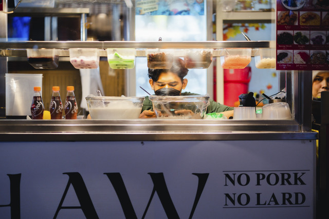Ilustrasi warung makan yang berlabel No Pork No Lard. Foto: Eki Lesmana/Shutterstock