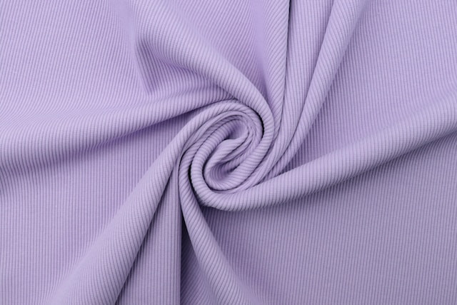 Ilustrasi baju warna lilac cocok dengan jilbab warna apa. Sumber: unsplash.com/Divazus Fabric Store